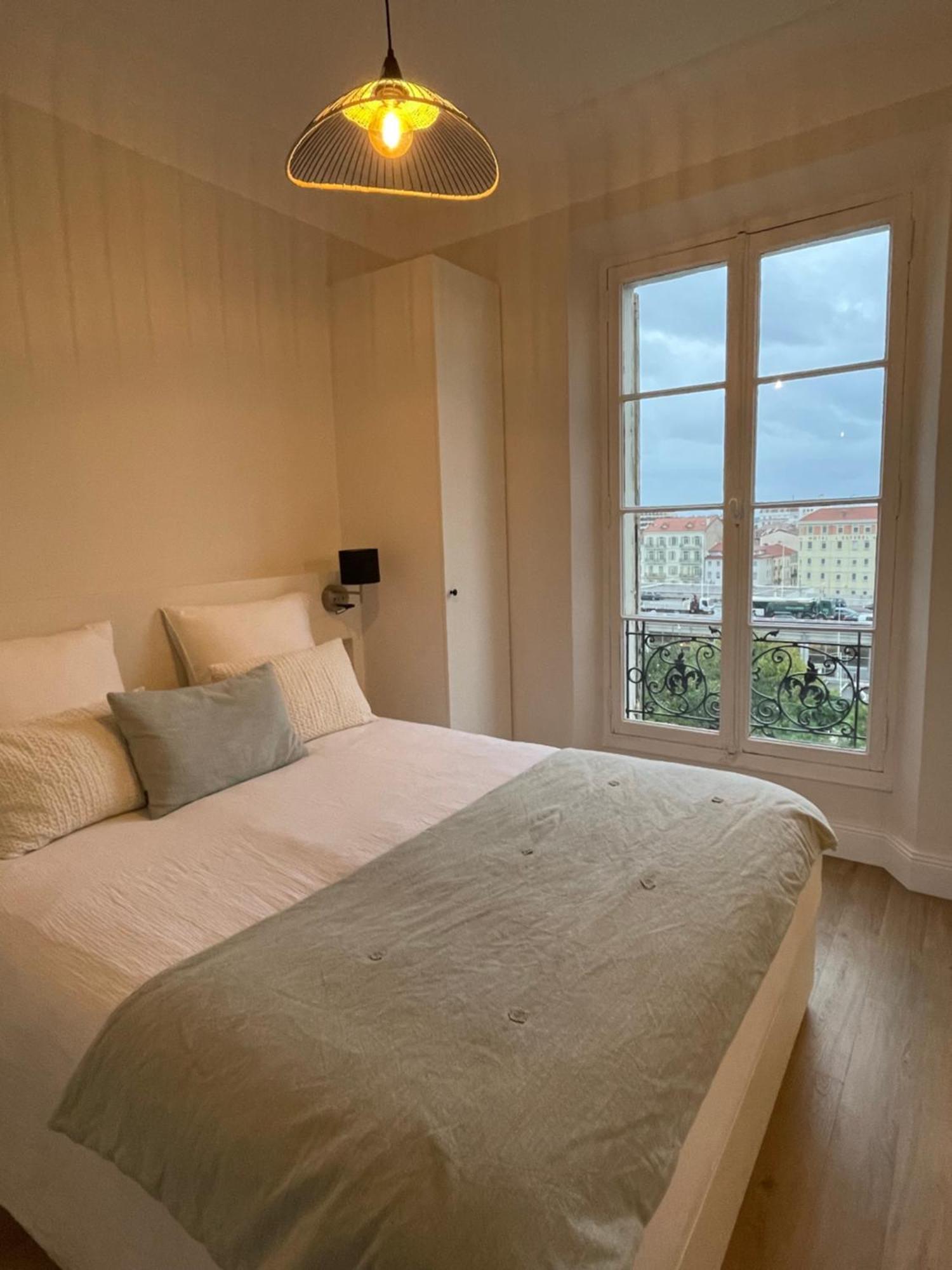 Superbe T2 Climatise Au Centre + Parking Appartement