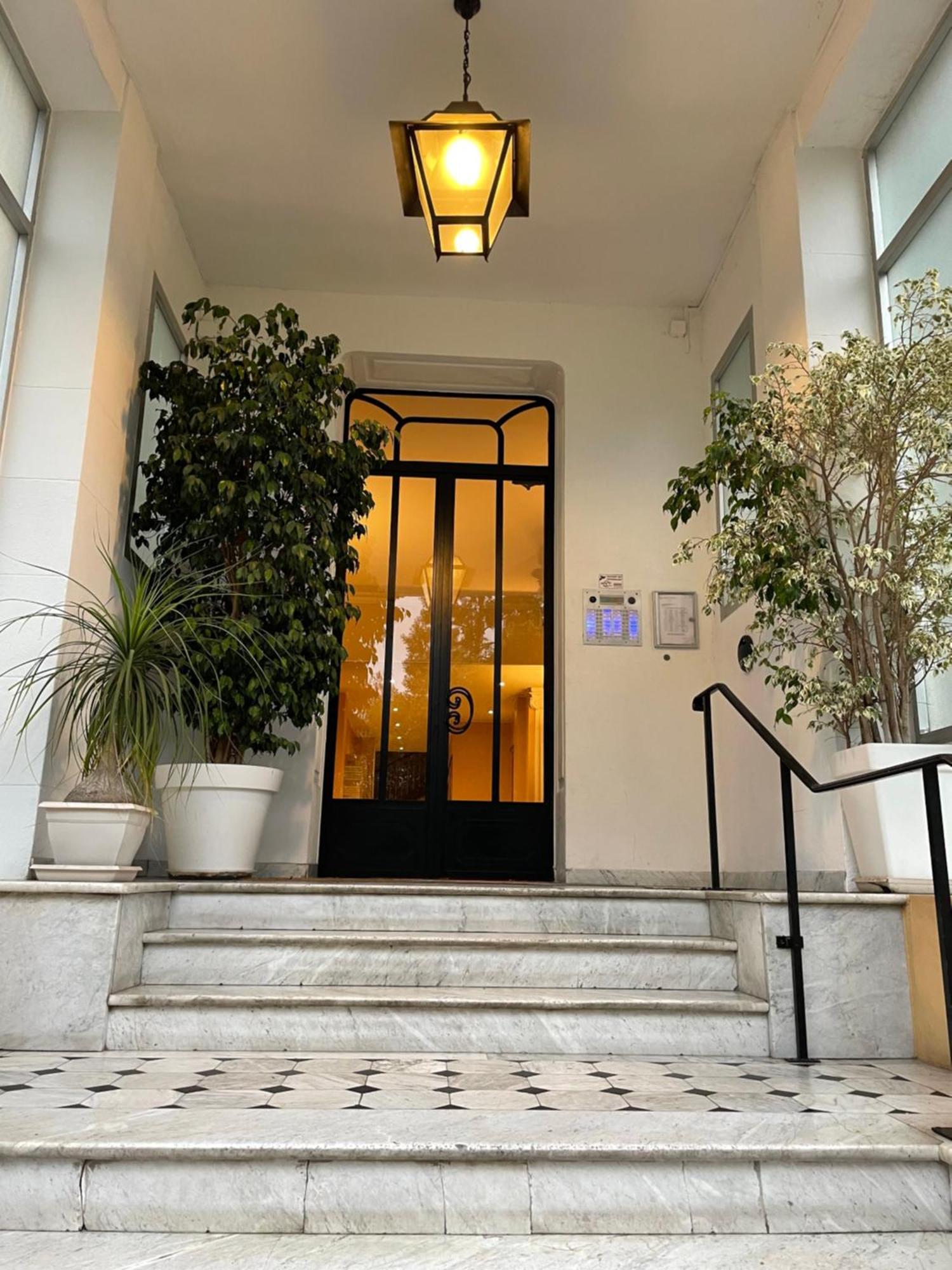Superbe T2 Climatise Au Centre + Parking Appartement *